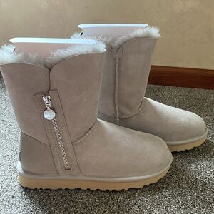 UGG Bailey Zipper Short boots. Sz 7. Grey. Brand New w/ Box & Original Packaging